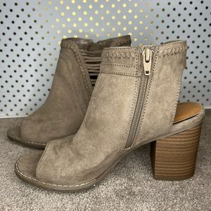 Women’s Tan size 8 heel’s